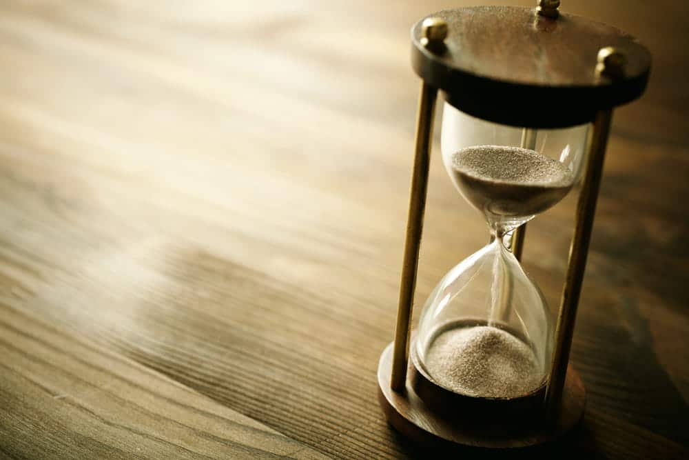 Image is of an hourglass measuring the passage of time, concept of filing deadlines for truck accident claims in Tennessee.